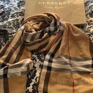 Burberry Scarf Large AUTHENTIC SOLD OUT in stores